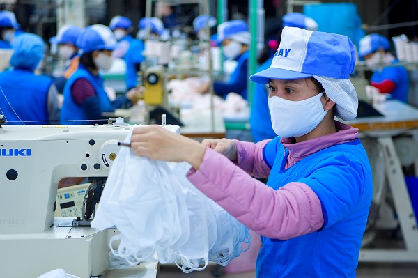 Doanh nghiệp dệt may tăng năng lực sản xuất khẩu trang (16/3/2020)

